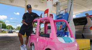 Preços altos da gasolina levam norte-americanos a improvisar, desde ônibus até carros de brinquedo