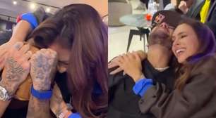 Ignorou? Reação de Neymar ao abraço da esposa, Bruna Biancardi, após convocação para Copa 2026 vira polêmica em vídeo: 'Nem olha para ela'; assista