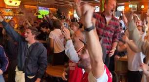 Jornalista da ESPN entra na comemoração da torcida do Arsenal após título da Premier League