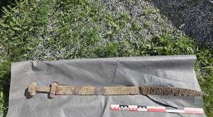 Menino de 6 anos encontra espada viking de 1.300 anos em excursão escolar
