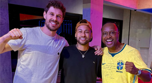 Neymar faz festa em casa com a família e parças para assistir à convocação para a Copa