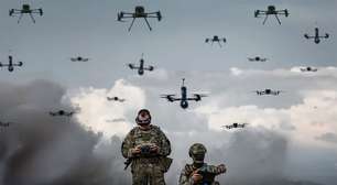 Guerra na Ucrânia entrou numa fase tão caótica que soldados estão atirando em seus próprios drones