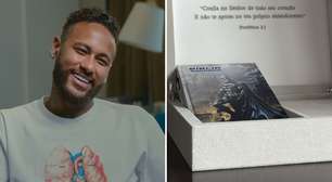 Neymar personaliza Bíblia com personagem animado e é criticado na web: 'Blasfêmia'