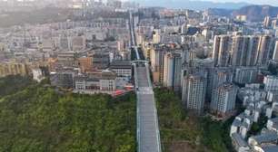Maior escada rolante do mundo: como a China construiu estrutura monumental em Wushan