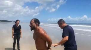 Foragido por tráfico é detido enquanto surfava em praia do Maranhão