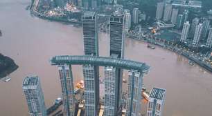 Nem pontes gigantes nem viadutos comuns: China constrói "arranha-céu horizontal" suspenso a 250 metros de altura