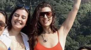 Alanis Guillen curte passeio de barco com amigas após término conturbado com namorada e medida protetiva