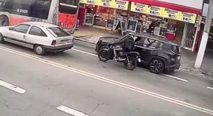 Vídeo mostra o momento em que ex-piloto do Globocop é baleado em assalto em SP; idoso morreu