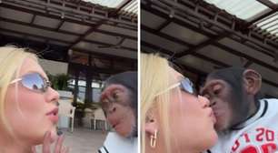 Virginia Fonseca vira alvo de críticas após beijar macaco; web vê indireta preconceituosa a Vini Jr.