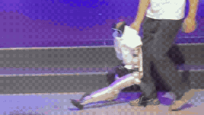 Robô humanoide tenta replicar passos de Michael Jackson, é 'traído' por degrau e sai arrastado de palco