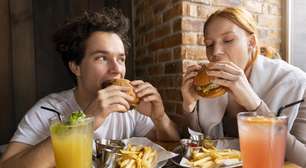 Comer rápido engorda? Entenda o que acontece no seu corpo