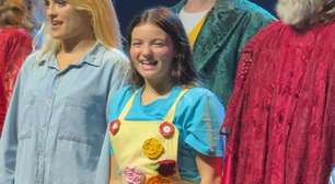 Jovem atriz Oli Bela celebra retorno aos palcos com o musical 'Espelho Mágico'