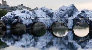 Ponte mais antiga de Paris é 'embalada' por artista JR e transformada em caverna