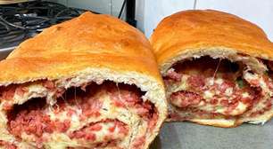 Pão caseiro recheado, com uma massa muito macia e um recheio de linguiça calabresa incrível