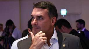 Flávio Bolsonaro irá aos EUA para tentar encontro com Trump