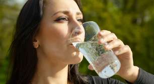 Água com gás causa estufamento? Entenda como a bebida age no estômago e no intestino