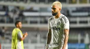 Torcedores cospem em direção a Gabigol após empate do Santos
