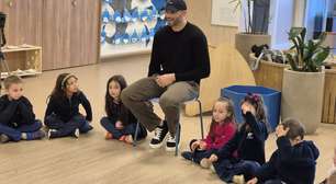 Goleiro da Seleção Brasileira participa de atividade com crianças em escola de Porto Alegre