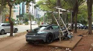 Homem perde controle de Porsche e bate em aparelhos de ginástica no Itaim Bibi