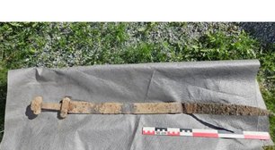 Nem satélites, nem radares caríssimos: menino de seis anos supera a ciência e encontra espada milenar da Era Viking na Noruega