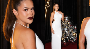Vestido branco 'clean', rabo de cavalo sleek e bocão escuro: Maisa aposta em contraste marcante para aniversário de 24 anos
