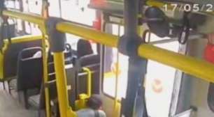 Homem é filmado roubando elevador de acessibilidade em ônibus no Recife; veja o vídeo