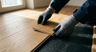 Quanto um profissional cobra para trocar o piso antigo por vinílico em um apartamento de 50 m² em 2026?