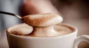 Como fazer chá de amendoim cremoso para aquecer os dias frios