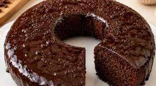 Bolo de chocolate com café de liquidificador, úmido e fofo