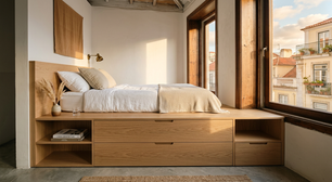 Este quarto de apenas 9 metros quadrados parece uma suite, tem cama flutuante sobre gavetões de madeira para uma arrumação surreal