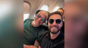 Miguel Falabella posa com namorado em clique raro durante viagem de avião