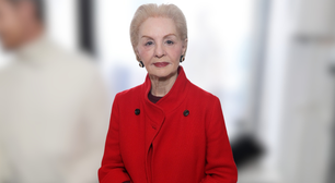 Carolina Herrera sabe o segredo: como dar um toque especial a qualquer look com saia midi ou calça larga neste Outono-Inverno