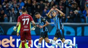 Em noite inspirada de Carlos Vinícius, Grêmio vence o Santos pelo Brasileirão