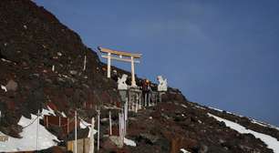 A superlotação do Monte Fuji gerou um grande debate no Japão: o que fazer com os turistas imprudentes que precisam de resgate