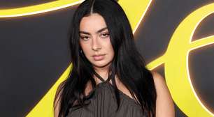 Charli XCX lança lado B irreverente 'Playboy Bunny' de 'SS26'