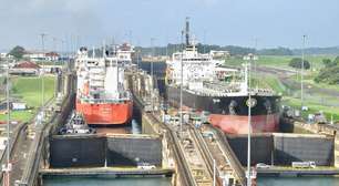 As empresas de transporte marítimo entraram em pânico: o Panamá está se aproveitando da situação com taxas astronômicas para quem quer furar a fila