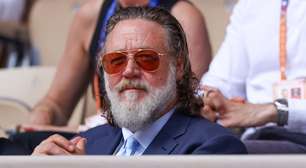 Russell Crowe rebate críticas após vídeo com fãs que pediam autógrafos viralizar