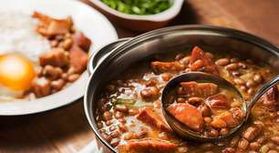 Delicioso feijão com bacon e calabresa