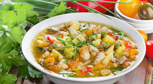 Sopa de legumes com macarrão: econômica, nutritiva e fica pronta rapidinho!
