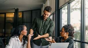 O que significa quando uma pessoa interrompe constantemente uma conversa, segundo a psicologia
