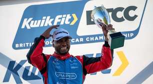De cadeira de rodas ao pódio: Nicolas Hamilton conquista primeiro troféu no automobilismo