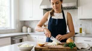 Brunoise, julienne e outros cortes: aprenda a cortar cebola como um chef