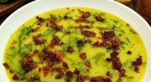 Caldo verde de mandioquinha com linguiça crocante