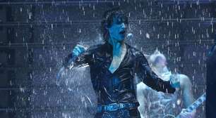 Sombr arrasa no American Music Awards 2026 em performance com chuva; vídeo