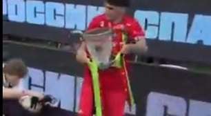 Jogador quebra troféu da Taça da Rússia em comemoração