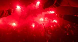 Andrés Sanchez é expulso do Corinthians e torcida festeja nos arredores do Parque São Jorge