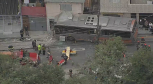 Ônibus atinge casa na Zona Oeste de São Paulo; passageiros ficam presos às ferragens