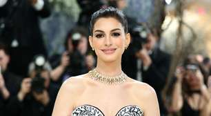 Anne Hathaway revela que ficou 'meio cega' por 10 anos antes de cirurgia 'milagrosa'