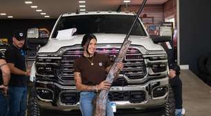 Ana Castela se empolga após ganhar luminária em formato de arma gigante: 'Essa é bruta'