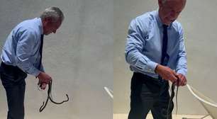 Secretário de Trump viraliza ao pegar duas cobras usando apenas as mãos nos EUA; veja